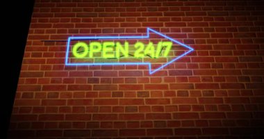 Açık 24-7 neon tabelalar ticari açık ve mevcut olduğunu gösteriyor. Reklam ne zaman olursa olsun reklam, herhangi bir saatte yardım anlamına gelir - 4K