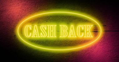 Parası neon olan tabela, indirim indirimini nakit para iadesi olarak gösteriyor. Tasarruf teklifi veya anlaşma ile bir alışveriş garantisi - 4K