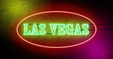 Amerika 'da kumarhane ve turizm için Las Vegas neon tabelası. Aydınlatılmış ilan panosu oyun ve gece hayatını gösteriyor - 4K