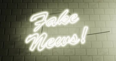 Sahte haber işareti ya da alternatif gerçekler propaganda ve yanlış bilgilendirmedir. Sahtekâr sosyal medya ve reklamları gösteren neon bir tabela - 4K