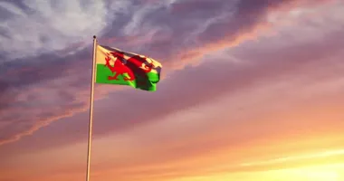 Galler bayrağı dalgalanması Galler ve Başkent Cardiff 'i temsil ediyor. Turizm milliyeti ve vatanseverliği için - 4k