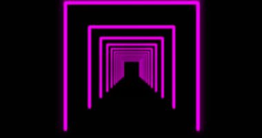 Pembe neon tünel deseni ya da parlayan yol Siberuzay Otoyolu 'nu temsil ediyor. Hareket çizgileriyle kusursuz bir ışık efekti - 4k