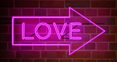 Girişin üstündeki neon aşk işareti gece kulübü ya da masaj reklamı. Parlak metin işareti veya floresan tabela - 4k