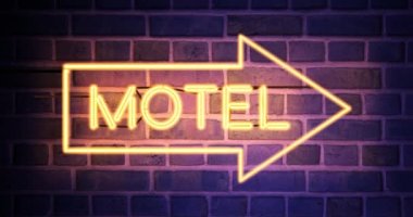 Neon Motel tabelası konaklama için motor pansiyonunun yerini gösteriyor. Yol misafirhanesinde tatil ya da seyahat odası - 4K