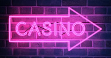 Las Vegas ya da Nevada 'daki Neon Kumarhanesi tabelası. Eğlence ve Kumarhane için kulüp ini - 4K