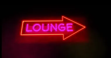 Neon Lounge tabelasında rahatlama ve alkol için havaalanı barını gösteriyor. Renkli bir reklam ya da tipografi ile grafik - 4k