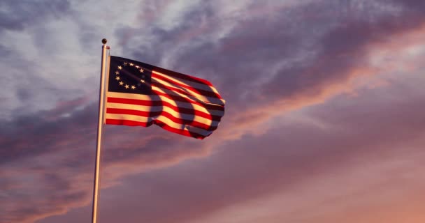 ベッツィ ロス旗飛行はアメリカ合衆国の歴史的な革命を示している 国家の民主主義と愛国心の星とストライプのシンボル — ストック動画