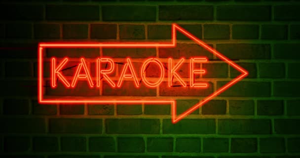 尼昂卡拉Ok标志显示酒吧有开放的麦克风或私人摊位 在酒吧唱歌娱乐 — 图库视频影像