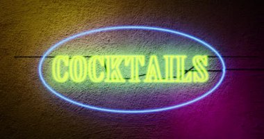 Tropikal barın dışındaki neon kokteyller gece kulübü ya da bar girişini gösteriyor. Kulüpte gece hayatı için reklam tabelası - 4K