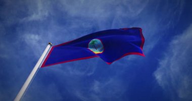 Bayrak direğinde dalgalanan Guam bayrağı. Gökyüzündeki Guamanian amblemi gurur gösteriyor - 3D video animasyonu