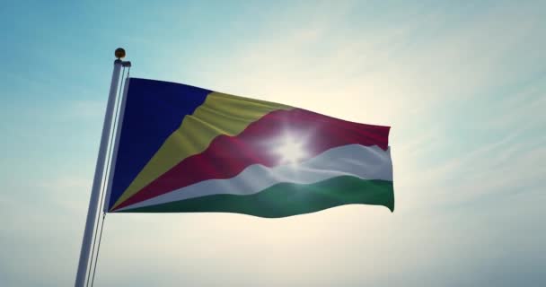 Seychellernas Flagga Flyger Bakgrundsbelyst Himlen Viftande Seychellosiska Emblem Och Flaggstång — Stockvideo