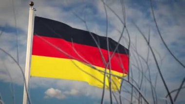 Almanya bayrağı güneşli gökyüzünde dalgalanıyor. Vatansever Alman bayrak direği özgürce sallanıyor - video animasyonu