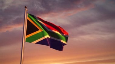 Güney Afrika günbatımında ya da gündoğumunda bayrak sallıyor. Yavaş çekim Afrika bayrak direği gurur ve onur gösteriyor - animasyon görüntüleri