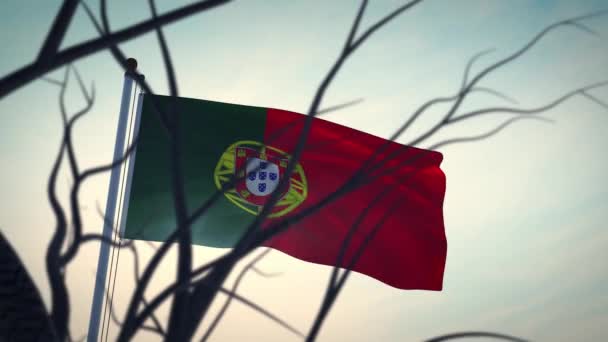 Португальский Флаг Развевающийся Столбе Солнечном Свете Португальский Флагшток Подсветкой Показывает — стоковое видео