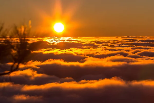 Закат над облаками — стоковое фото