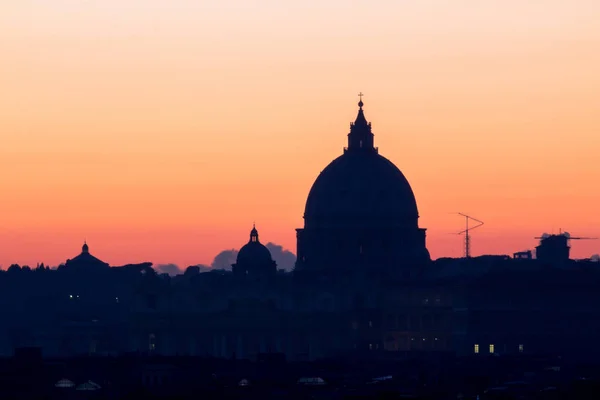 Мбаппе вид на Рим на закате вместе со святым Петром — стоковое фото