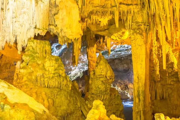 Dentro de la Cueva de Neptuno (Grotte di Nettuno) cerca de Alghero, Provincia de Sassari, Cerdeña, Italia — Foto de Stock