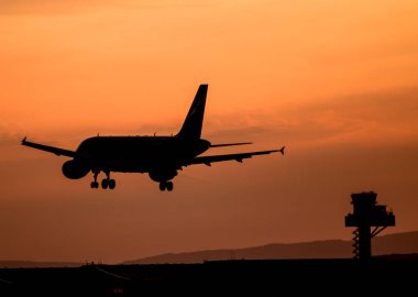 Gün batımında uçak inecek.
