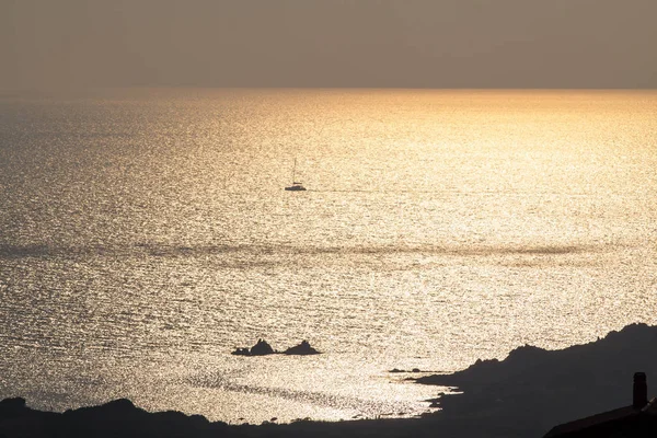 Belo pôr do sol sobre o oceano — Fotografia de Stock