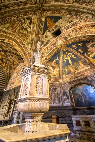 Interiér sienskou katedrálu v Toskánsku, Itálie — Stock fotografie