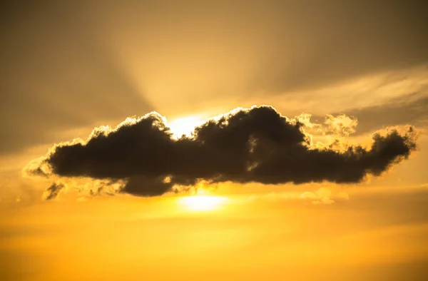 Nuvens ao pôr-do-sol bonito — Fotografia de Stock