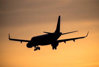 Gün batımında uçak inecek.