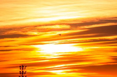 bulutlu gün batımı