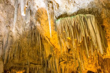 Neptün ün içinde sarı bir ışık sarkıt mağara, Sardunya