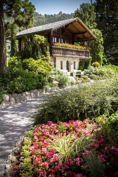W ogrodzie Oberhofen Zamek, Szwajcaria — Zdjęcie stockowe