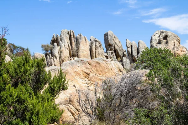 Paisaje con rocas amarillas en Cerdeña, Italia — Foto de Stock