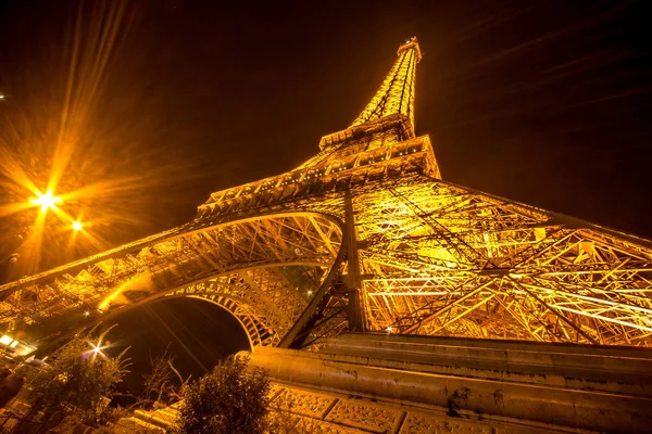 Ейфелева вежа вночі в Парижі, Франція — стокове фото