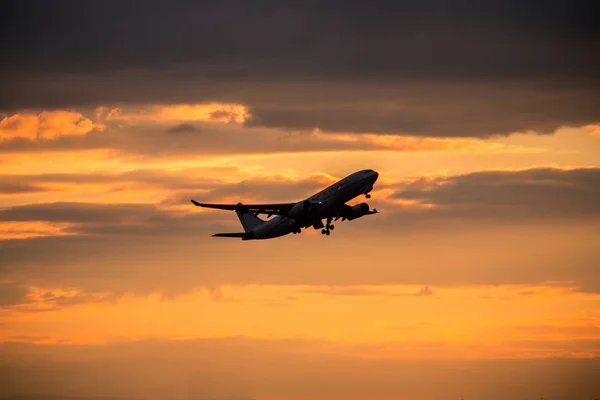 飞机在日落时的剪影 — 图库照片