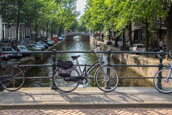 Amsterdam escena del canal con bicicletas en el puente —  Fotos de Stock