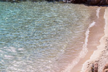 Kabarcıklı deniz köpüğü ve kum plaj