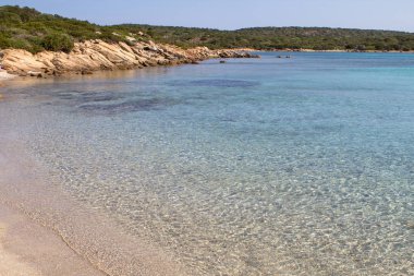 Güzel sahilde Sardunya Adası, İtalya