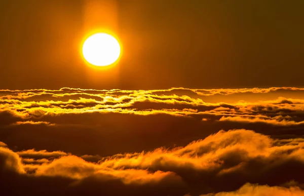 Coucher de soleil au-dessus des nuages — Photo