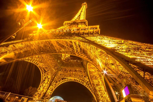 Eiffel-torni yöllä Pariisissa, Ranskassa — kuvapankkivalokuva