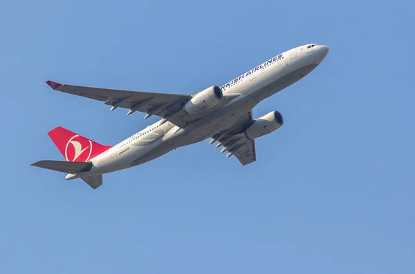 Airplane taking off — Stock Photo, Image