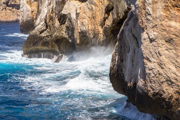 Cueva Neptuno en Alghero, Cerdeña, Italia — Foto de Stock