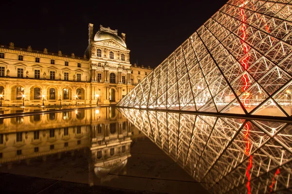 Museo del Louvre en París de noche — Foto de Stock