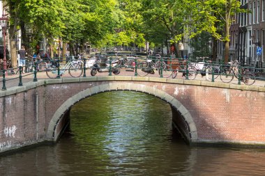 Amsterdam Kanalı üzerindeki köprü