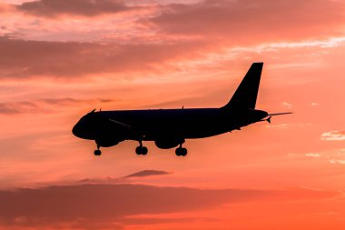 Gün batımında uçak inecek.