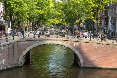 Amsterdam Kanalı üzerindeki köprü