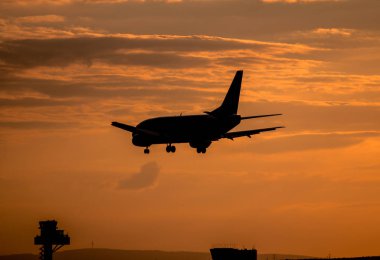 Gün batımında uçak inecek.