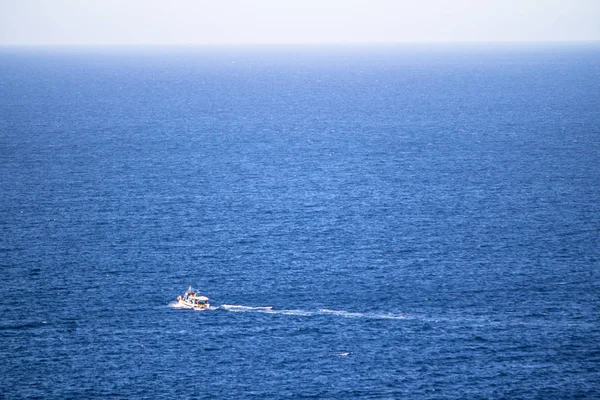 Pequeño barco solitario — Foto de Stock