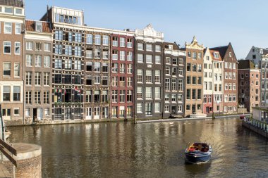 evler ve amsterdam kanal tekneleri
