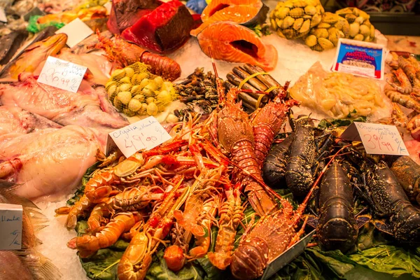 Frutos do mar frescos no mercado em Barcelona — Fotografia de Stock
