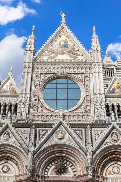 Parete anteriore del Duomo di Siena, Toscana, Italia — Foto Stock