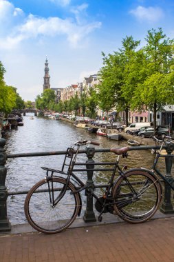 Bisiklet ve köprü ile Amsterdam kanal sahne