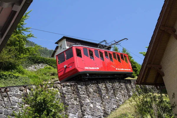 Tren de rueda dentada roja en, Lucerna, Suiza —  Fotos de Stock